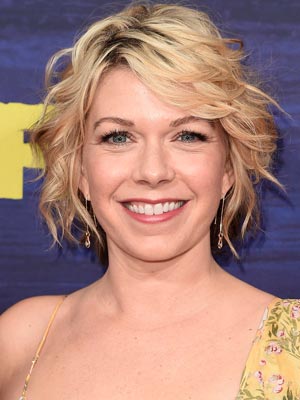 Мэри Элизабет Эллис в роли Эмили